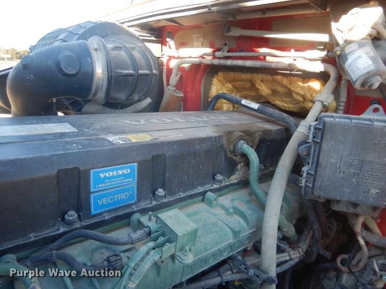 image for item HQ9518 2013 Volvo VNL  semi truck