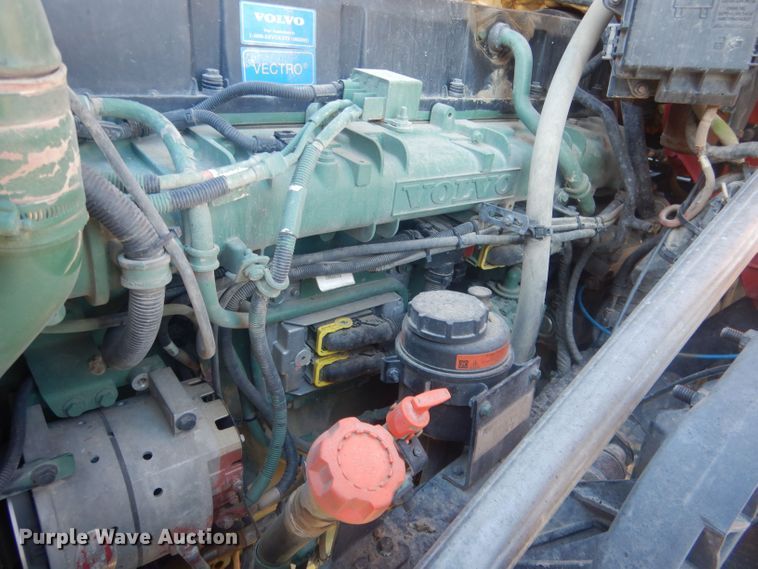 image for item HQ9518 2013 Volvo VNL  semi truck