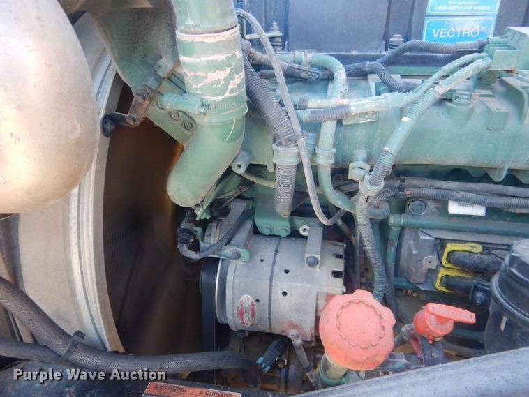 image for item HQ9518 2013 Volvo VNL  semi truck