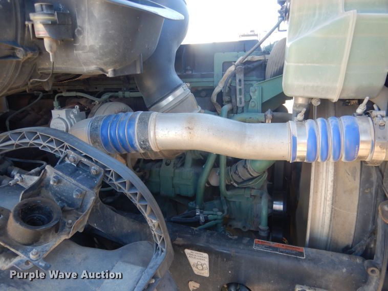 image for item HQ9518 2013 Volvo VNL  semi truck