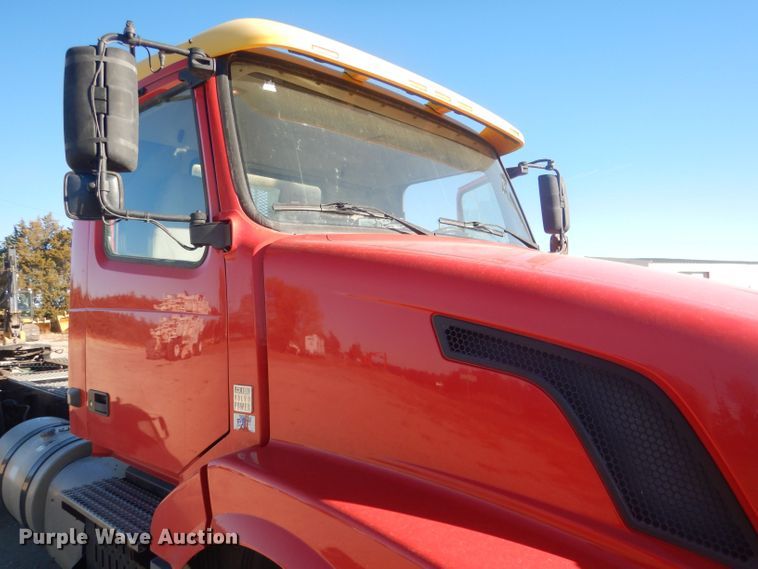 image for item HQ9518 2013 Volvo VNL  semi truck