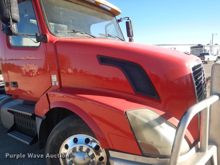 image for item HQ9518 2013 Volvo VNL  semi truck