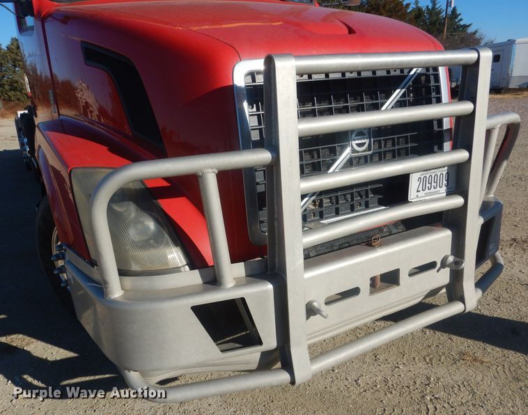 image for item HQ9518 2013 Volvo VNL  semi truck