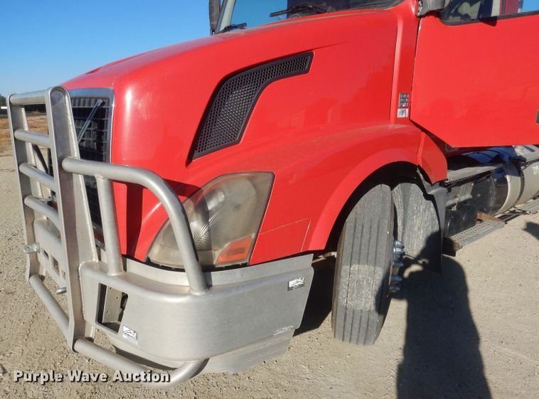 image for item HQ9518 2013 Volvo VNL  semi truck