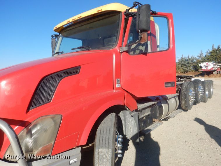 image for item HQ9518 2013 Volvo VNL  semi truck