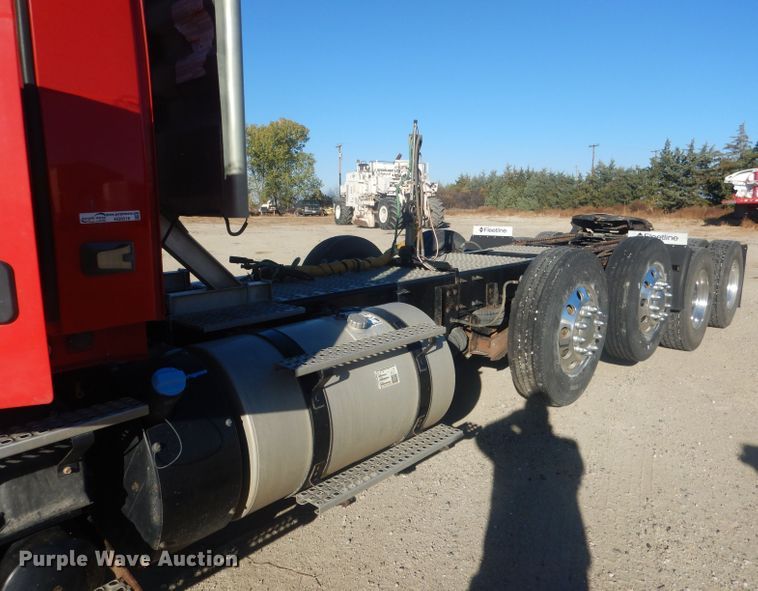 image for item HQ9518 2013 Volvo VNL  semi truck