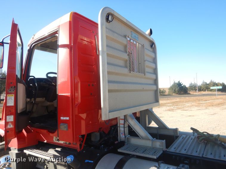 image for item HQ9518 2013 Volvo VNL  semi truck