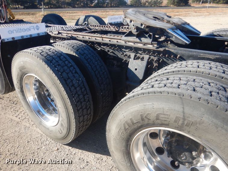 image for item HQ9518 2013 Volvo VNL  semi truck