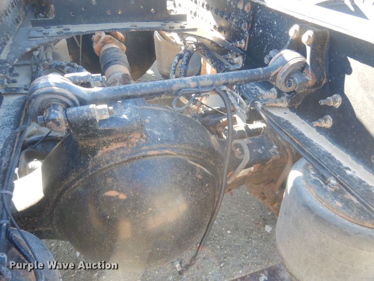 image for item HQ9518 2013 Volvo VNL  semi truck