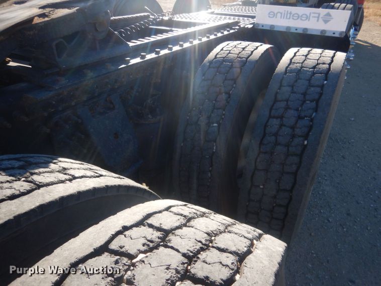 image for item HQ9518 2013 Volvo VNL  semi truck