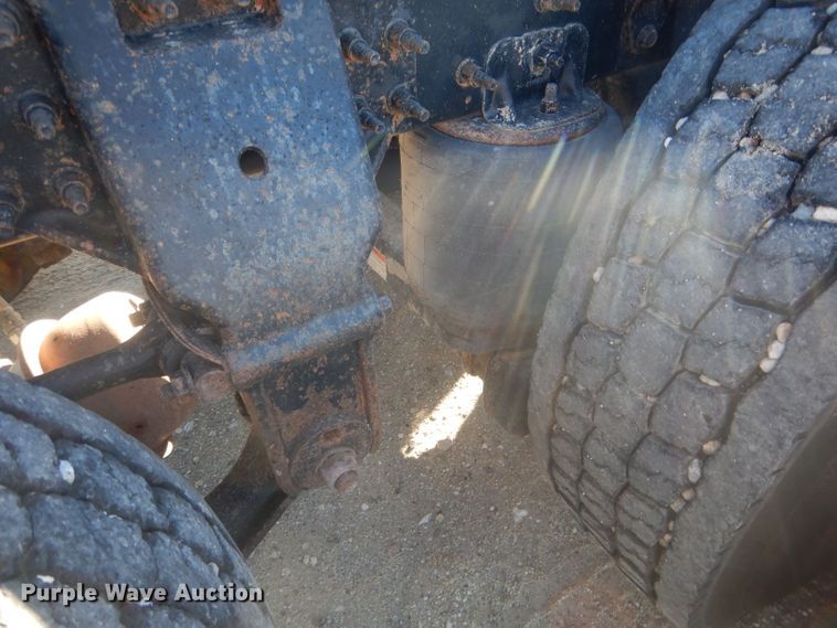 image for item HQ9518 2013 Volvo VNL  semi truck