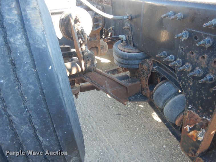 image for item HQ9518 2013 Volvo VNL  semi truck