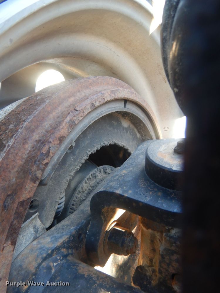 image for item HQ9518 2013 Volvo VNL  semi truck