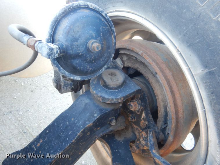 image for item HQ9518 2013 Volvo VNL  semi truck