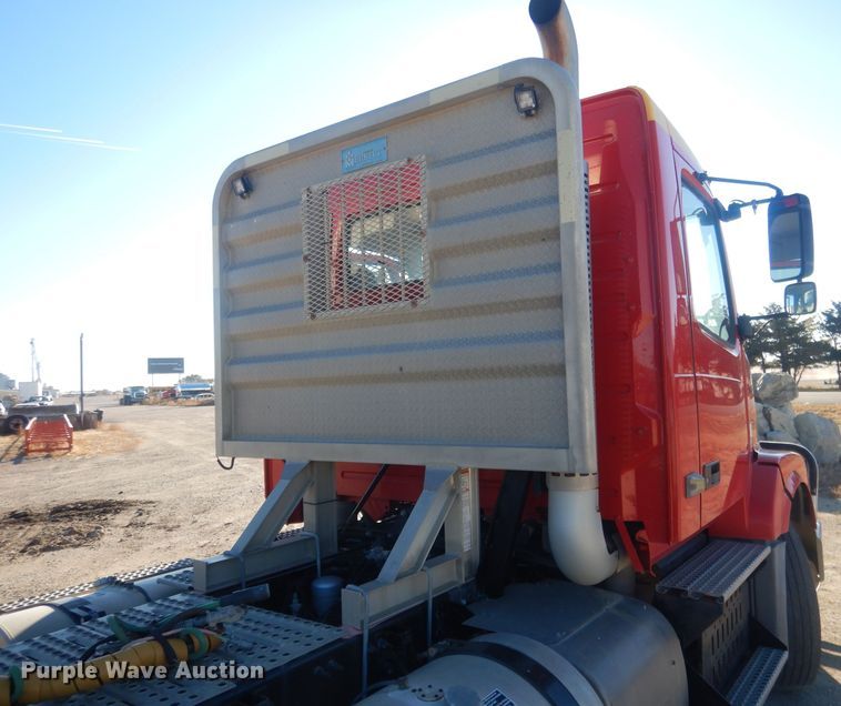 image for item HQ9518 2013 Volvo VNL  semi truck