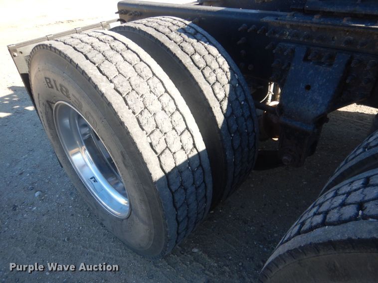 image for item HQ9518 2013 Volvo VNL  semi truck