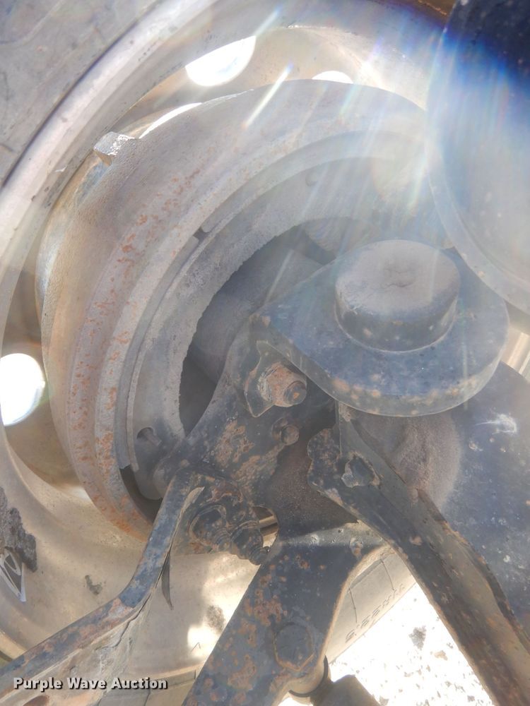 image for item HQ9518 2013 Volvo VNL  semi truck