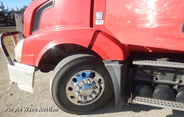 image for item HQ9518 2013 Volvo VNL  semi truck