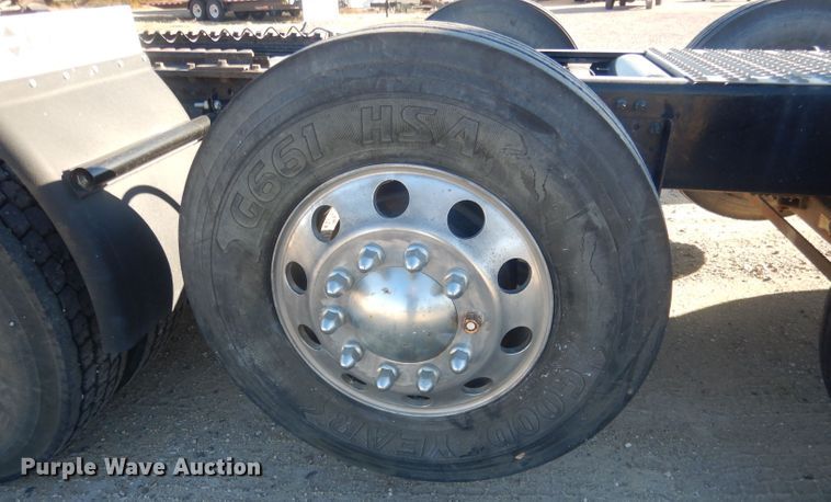 image for item HQ9518 2013 Volvo VNL  semi truck