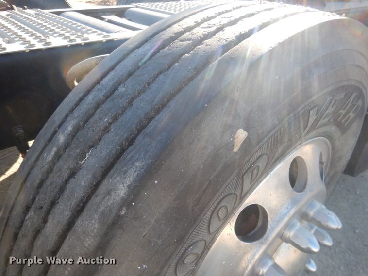 image for item HQ9518 2013 Volvo VNL  semi truck