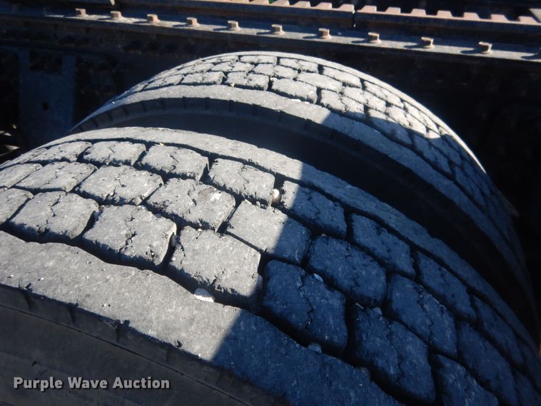 image for item HQ9518 2013 Volvo VNL  semi truck