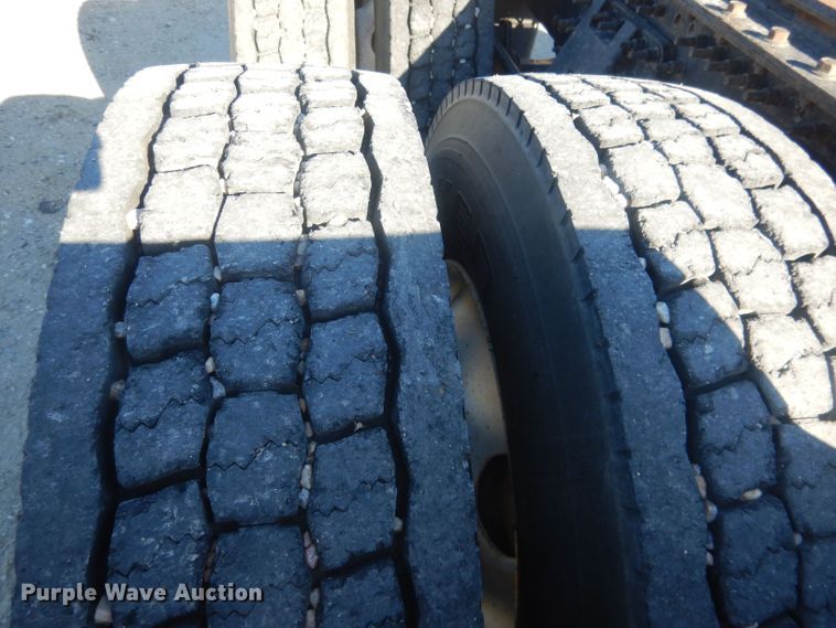 image for item HQ9518 2013 Volvo VNL  semi truck