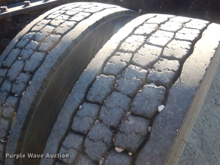 image for item HQ9518 2013 Volvo VNL  semi truck