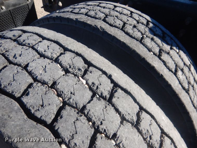 image for item HQ9518 2013 Volvo VNL  semi truck