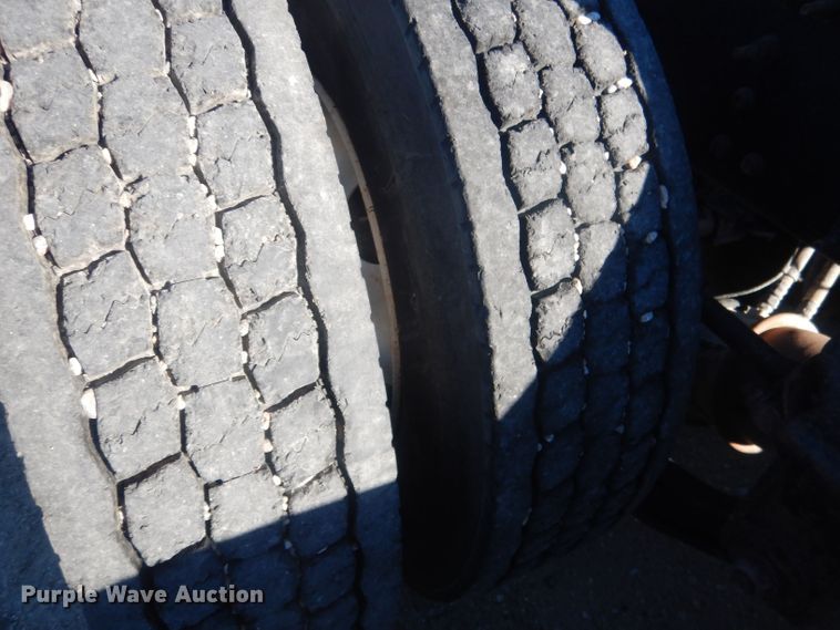 image for item HQ9518 2013 Volvo VNL  semi truck