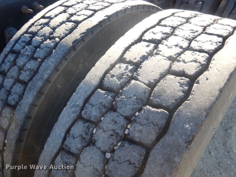 image for item HQ9518 2013 Volvo VNL  semi truck