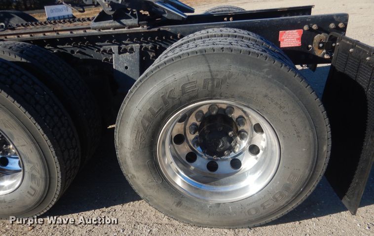 image for item HQ9518 2013 Volvo VNL  semi truck