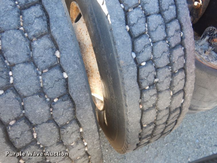 image for item HQ9518 2013 Volvo VNL  semi truck