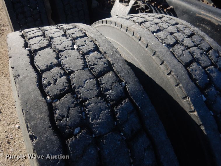 image for item HQ9518 2013 Volvo VNL  semi truck