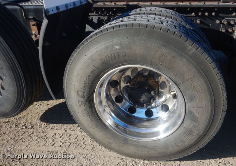 image for item HQ9518 2013 Volvo VNL  semi truck