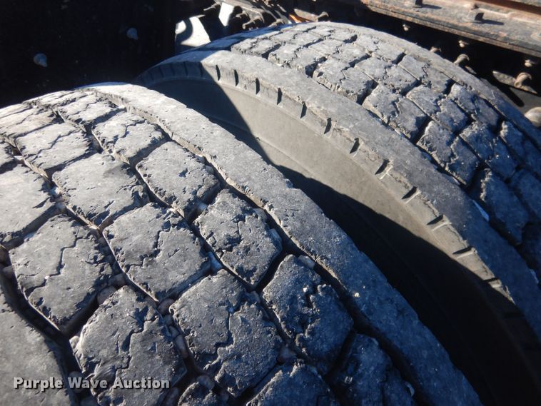 image for item HQ9518 2013 Volvo VNL  semi truck