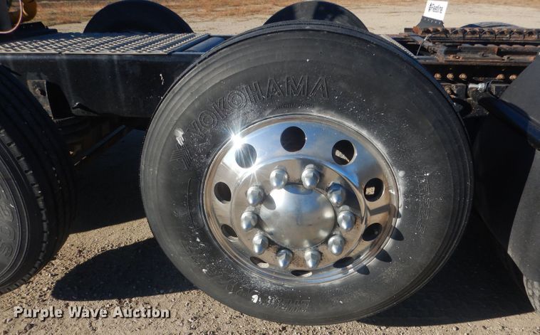 image for item HQ9518 2013 Volvo VNL  semi truck