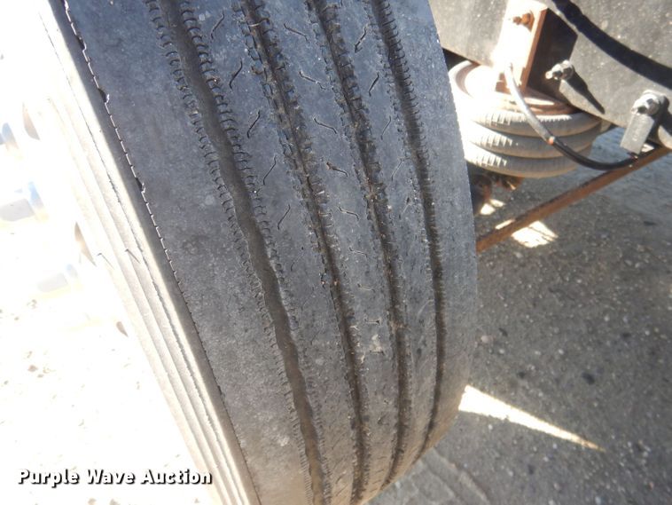 image for item HQ9518 2013 Volvo VNL  semi truck