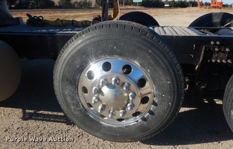 image for item HQ9518 2013 Volvo VNL  semi truck