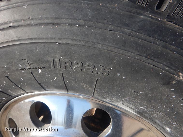 image for item HQ9518 2013 Volvo VNL  semi truck