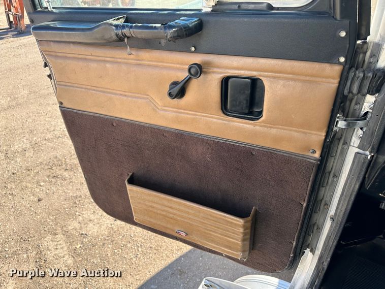 image for item JD9138 1995 Peterbilt 378  seed tender truck