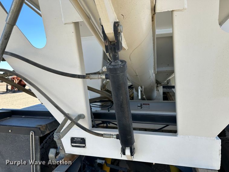 image for item JD9138 1995 Peterbilt 378  seed tender truck