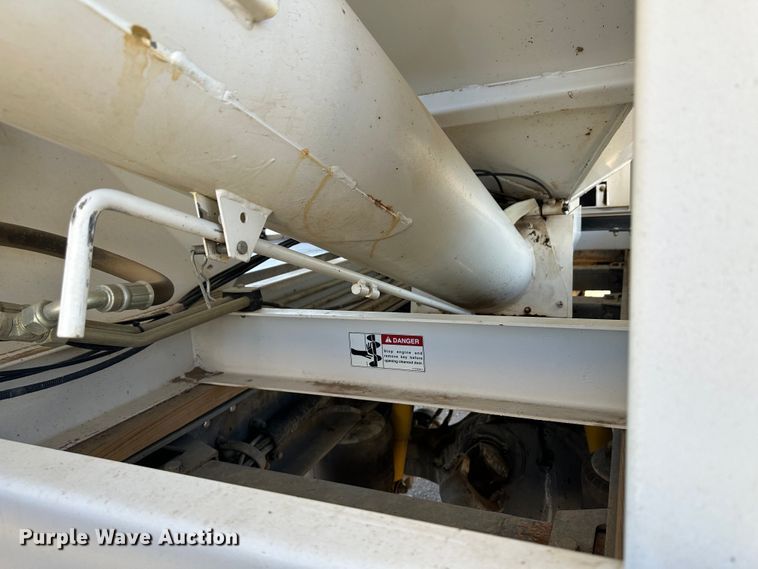 image for item JD9138 1995 Peterbilt 378  seed tender truck