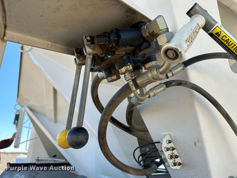 image for item JD9138 1995 Peterbilt 378  seed tender truck