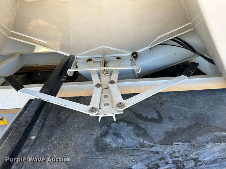 image for item JD9138 1995 Peterbilt 378  seed tender truck