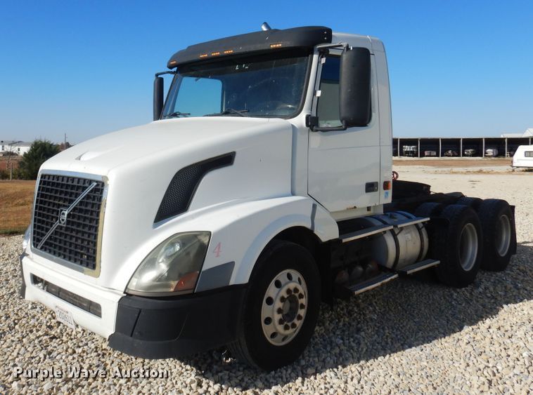 image for item JJ9656 2006 Volvo VNL  semi truck