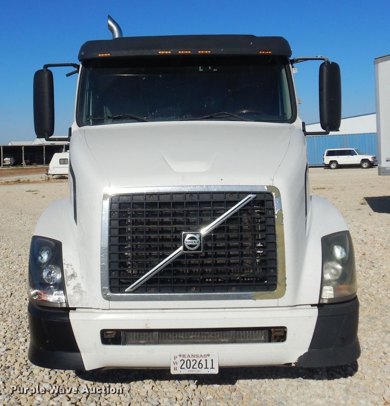image for item JJ9656 2006 Volvo VNL  semi truck