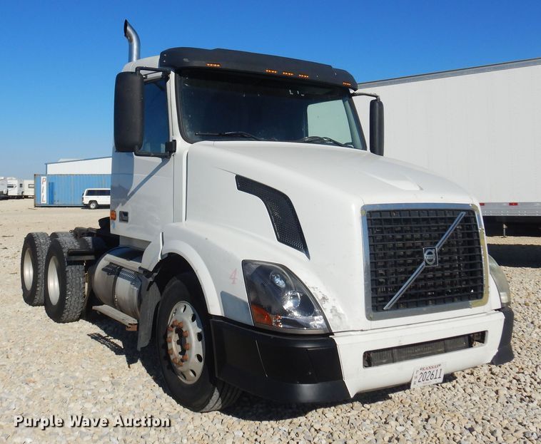 image for item JJ9656 2006 Volvo VNL  semi truck