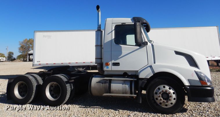 image for item JJ9656 2006 Volvo VNL  semi truck