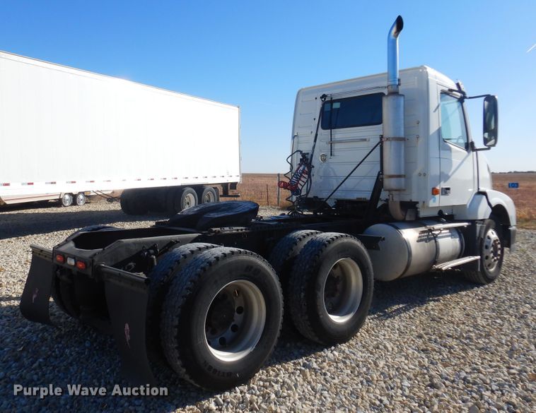 image for item JJ9656 2006 Volvo VNL  semi truck