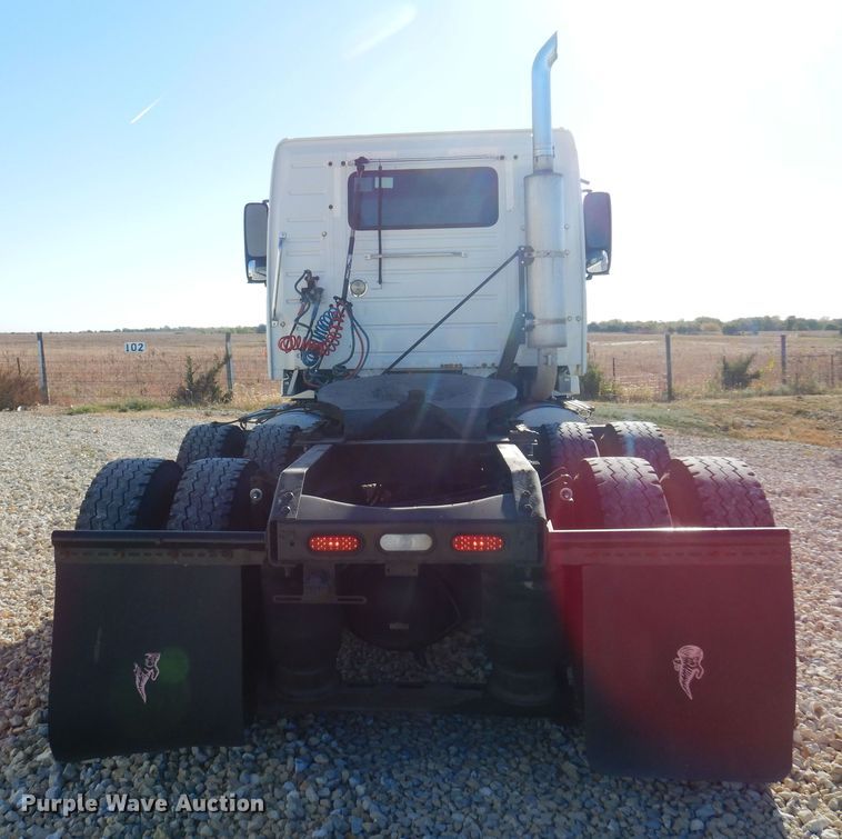 image for item JJ9656 2006 Volvo VNL  semi truck